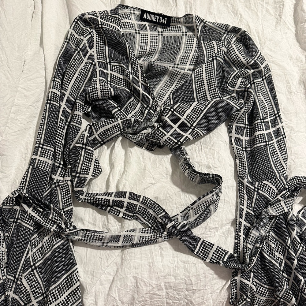 Audrey 3+1 black and white tie tshirt.